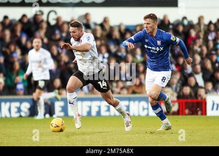 Lee Evans, Hauptmann von Ipswich, übt während des dritten Spiels des Emirates FA Cup in Portman Road, Ipswich, Druck auf Conor Washington von Rotherham United aus. Foto: Samstag, 7. Januar 2023. Stockfoto