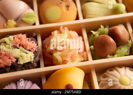 Japanische traditionelle Süßigkeiten Nerikiri aus Bohnenpaste Stockfoto