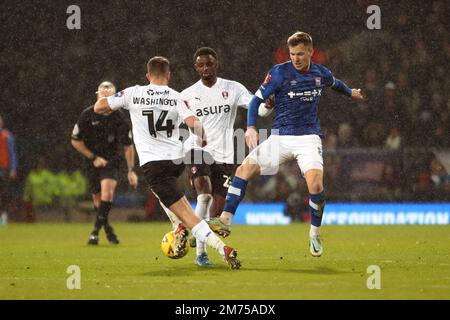 Lee Evans, Hauptmann von Ipswich, übt während des dritten Spiels des Emirates FA Cup in Portman Road, Ipswich, Druck auf Conor Washington von Rotherham United aus. Foto: Samstag, 7. Januar 2023. Stockfoto