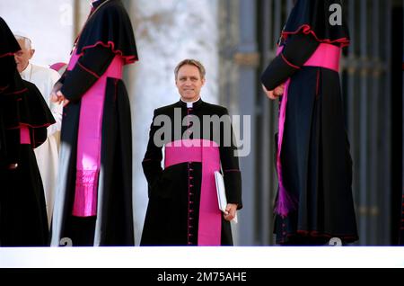 Vatikanstadt, Vatikanstadt. 07. Januar 2023. Monsignore Georg Gaenswein. Foto: Monsignore Georg Gänswein Privatsekretär Papst Benedikt XVI. Winkt, während er seine wöchentliche allgemeine Audienz auf dem Petersplatz im Vatikan am 7. November 2007 führt. Kredit: dpa/Alamy Live News Stockfoto