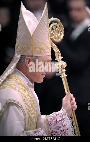 Vatikanstadt, Vatikanstadt. 07. Januar 2023. Monsignore Georg Gaenswein. Foto: Monsignore Georg Gaenswein Privatsekretär von Papst Benedikt XVI., nachdem er während der Epiphaniemesse in St. Petersdom am 6. Januar 2013. Kredit: dpa/Alamy Live News Stockfoto