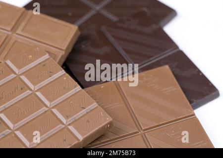 KIEW, UKRAINE - 4. MAI 2022 Lindt Schweizer Luxusmarken-Schokoladentabletten mit geprägtem Original-Firmenlogo. Stockfoto