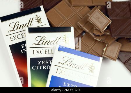 KIEW, UKRAINE - 4. MAI 2022 Lindt Schweizer Luxusmarken-Schokoladentabletten mit geprägtem Original-Firmenlogo. Stockfoto