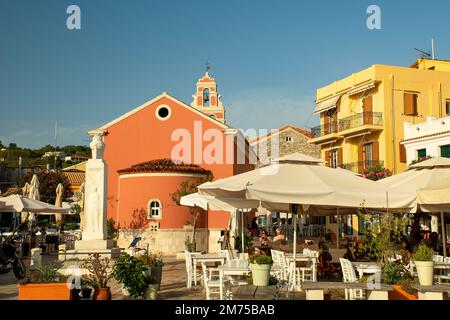 Am frühen Morgen in Cafés rund um die Analipsi-Kirche in Gaios, Paxos, Griechenland Stockfoto