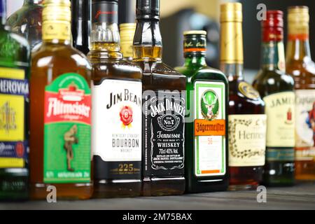 KIEW, UKRAINE - 4. MAI 2022 viele neue Flaschen von weltweit beliebten Alkoholmarken von Whiskey Cognac und Spirituosen mit berühmten Markennamen und Firmenlogos Stockfoto