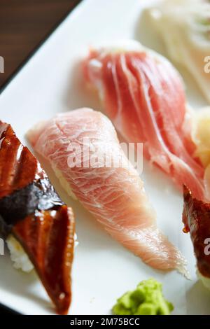 Thunfisch-Sushi in verschiedenen Teilen Stockfoto