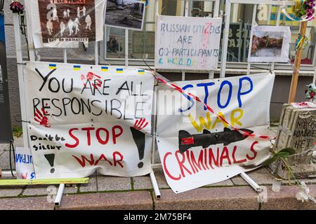 Tallinn, Estland - 19. Oktober 2022: Protest gegen den Krieg in der Ukraine vor der russischen Botschaft in der Altstadt von Tallinn in Estland Stockfoto
