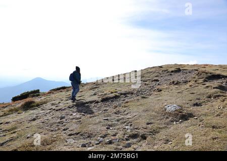 KARPATEN, UKRAINE - 8. OKTOBER 2022 Mount Hoverla. Karpaten in der Ukraine im Herbst. Touristen wandern durch Hügel und Wälder bis zum Gipfel des Hoverla Berges Stockfoto