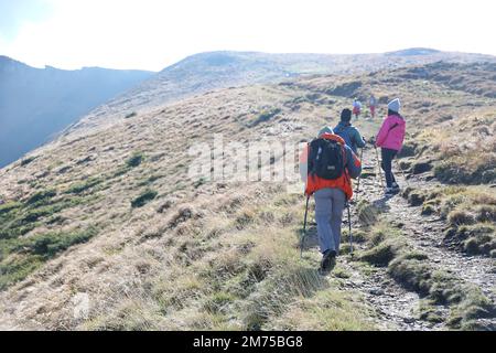 KARPATEN, UKRAINE - 8. OKTOBER 2022 Mount Hoverla. Karpaten in der Ukraine im Herbst. Touristen wandern durch Hügel und Wälder bis zum Gipfel des Hoverla Berges Stockfoto
