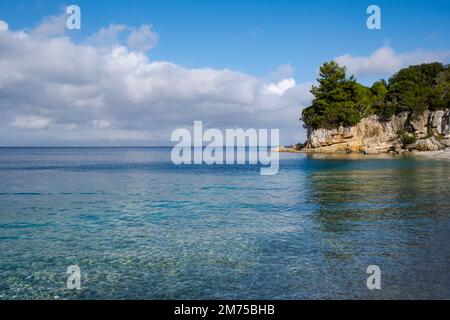 Kristallklares Meer am Monodendri Beach, Paxos, Griechenland Stockfoto