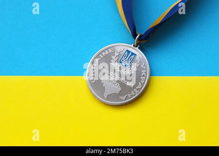 KIEW, UKRAINE - 4. MAI 2022 Medaille für die Person, die den Hoverla erobert hat. Ukrainischer Touristensouvenir-Preis auf einem Band mit den Farben der ukrainischen Flagge Stockfoto