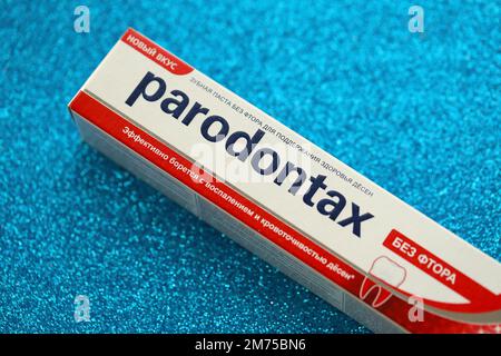 KIEW, UKRAINE - 4. MAI 2022 Paket Parodontax Zahnpasta auf hellem Hintergrund Nahaufnahme Stockfoto