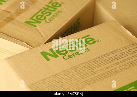 KIEW, UKRAINE - 4. MAI 2022 große Kartons mit dem Logo von Nestle Company. Portionierung von Nestwaren Stockfoto