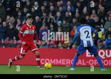 Middlesborough, Großbritannien. 7. Januar 2023. Middlesbrough's Hayden Hackney tritt gegen Brighton und Hove Albion's Tariq Lamptey während des dritten FA Cup-Spiels zwischen Middlesbrough und Brighton und Hove Albion im Riverside Stadium, Middlesbrough, am Samstag, den 7. Januar 2023, an. (Kredit: Michael Driver | MI News) Kredit: MI News & Sport /Alamy Live News Stockfoto