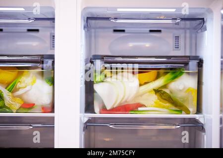 Kimchi im Kühlschrank, Dongchimi, Rettichwasser Kimchi Stockfoto