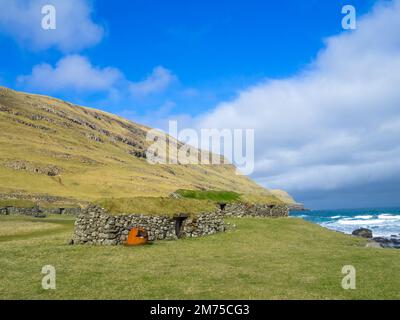 Húsavík alte mittelalterliche Bauernhofshäuser mit Steindächern am Meer Stockfoto