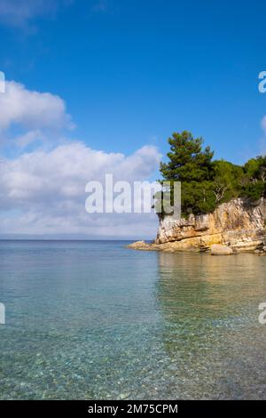 Kristallklares Meer am Monodendri Beach, Paxos, Griechenland Stockfoto