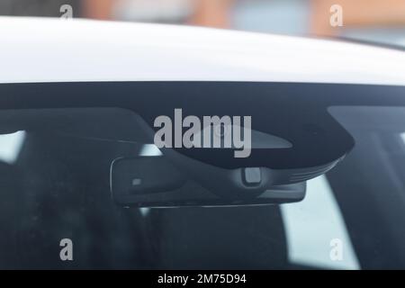 Windschutzscheiben-Regen- und Lichtsensoren des modernen Autos. Regensensor des Fahrzeugs. Stockfoto