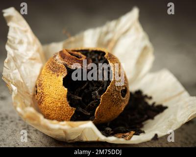 Papierverpackter Tangerine Puer Tea Stockfoto