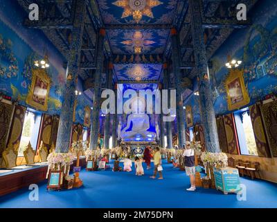 Chiang Rai, Thailand, 18. November 2022. Menschen beten im Wat Rong Seur Ten oder Blue Temple. Stockfoto