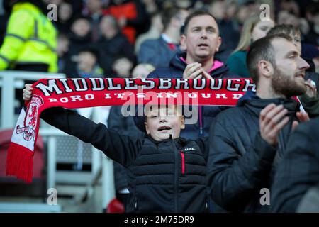 Ein junger Middlesbrough-Fan hält einen Schal vor dem Emirates FA Cup Third Round Match Middlesbrough vs Brighton and Hove Albion im Riverside Stadium, Middlesbrough, Großbritannien, 7. Januar 2023 (Foto: James Heaton/News Images) Stockfoto