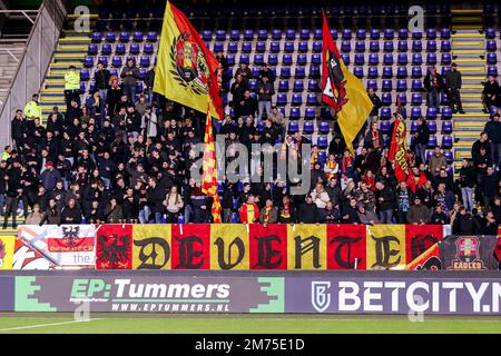SITTARD, NIEDERLANDE - JANUAR 7: Fans, die Schieß los. Adler vor dem niederländischen Eredivisiespiel zwischen Fortuna Sittard und Schieß los. Adler im Fortuna Sittard Stadion am 7. Januar 2023 in Sittard, Niederlande unterstützen (Foto von Henny Meyerink/BSR Agency) Stockfoto