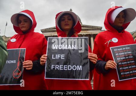 London, Großbritannien. 07. Januar 2023. Während der Demonstration auf dem Trafalgar Square hält ein Demonstrante ein Plakat mit der Aufschrift „Frauenlebensfreiheit“. Frauen, die Kostüme aus dem Magazin trugen, und einige mit gefälschten blauen Flecken im Gesicht, marschierten durch Central London, um gegen die Hinrichtungen im Iran zu protestieren, um die Freiheit zu unterstützen und um sich mit Frauen im Iran solidarisch zu zeigen. Kredit: SOPA Images Limited/Alamy Live News Stockfoto