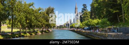 Panoramablick auf die Stadt Lourdes - das Heiligtum unserer Lieben Frau von Lourdes, in der Region Occitanie im Südwesten Frankreichs Stockfoto