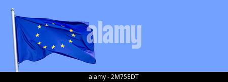 Flagge der Europäischen Union, die am sonnigen Tag im Wind auf der Fahnenstange gegen den Himmel winkt, Banner, Nahaufnahme Stockfoto