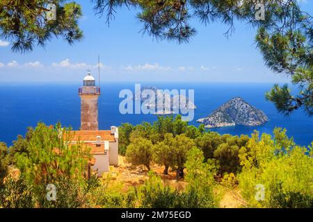 Sommerlandschaft an der Küste - Blick auf den Leuchtturm am Kap Gelidonya, Provinz Antalya in der Türkei Stockfoto