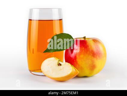 Frischer biologischer Apfelsaft in Glas mit Rohstoffen aus ganzen und geschnittenen Früchten, Nahaufnahme, isoliert auf weißem Hintergrund Stockfoto