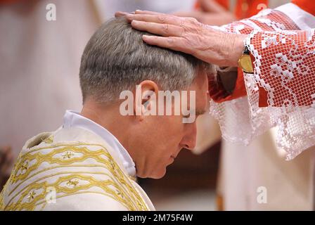 Vatikanstadt, Vatikanstadt. 07. Januar 2023. Monsignore Georg Gaenswein. Foto: Monsignore Georg Gaenswein Privatsekretär von Papst Benedikt XVI., nachdem er während der Epiphaniemesse in St. Petersdom am 6. Januar 2013. Kredit: dpa/Alamy Live News Stockfoto
