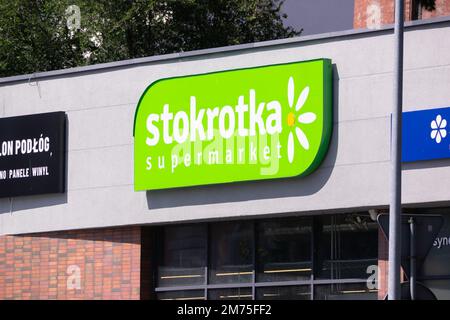 KOLOBRZEG, POLEN - 6. AUGUST 2022: Stokrotka Supermarket Banner auf einem polnischen Lebensmittelgeschäft Stockfoto