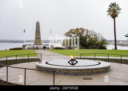 PERTH, WESTERN AUSTRALIA - 15. JULI 2018: State war Memorial im Kings Park und Botanic Garden mit ewiger Flamme in Perth, Westaustralien, in Wolken Stockfoto