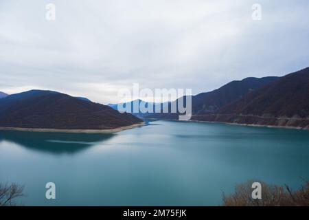 Georgien : 20-11-2022: 10Mountain See des Zhinvalskoe Reservoir, Georgien. Das wunderschöne Wasserreservoir am Fluss Aragvi, der obere Teil in der Nähe der Anan Stockfoto