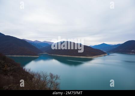 Georgien : 20-11-2022: 10Mountain See des Zhinvalskoe Reservoir, Georgien. Das wunderschöne Wasserreservoir am Fluss Aragvi, der obere Teil in der Nähe der Anan Stockfoto