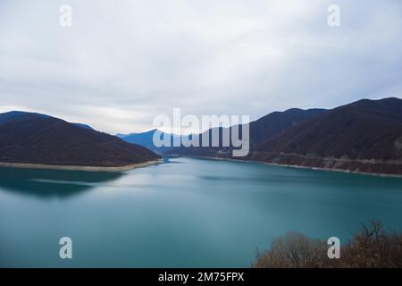 Georgien : 20-11-2022 : 10Mountain See des Zhinvalskoe Reservoir, Georgien. Wunderschönes Wasserreservoir am Fluss Aragvi, dem oberen Teil in der Nähe der Anan Stockfoto