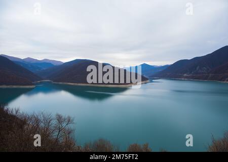 Georgien : 20-11-2022: 10Mountain See des Zhinvalskoe Reservoir, Georgien. Das wunderschöne Wasserreservoir am Fluss Aragvi, der obere Teil in der Nähe der Anan Stockfoto