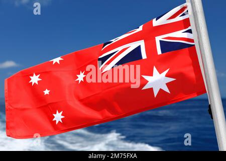 382-SS der Australische Rote Fähnrich fliegt auf einem Vergnügungsschiff, das das Great Barrier Reef segelt. Queensland-Australien. Stockfoto