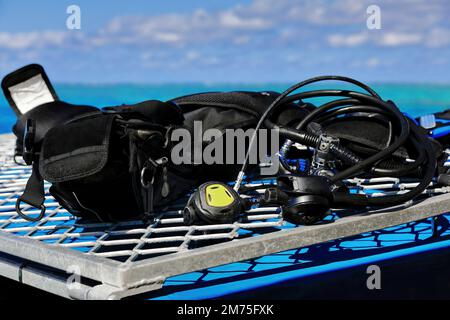 387 Atemausrüstung für Sporttauchen auf einem Ponton, das am Great Barrier Reef festgemacht ist. Queensland-Australien. Stockfoto