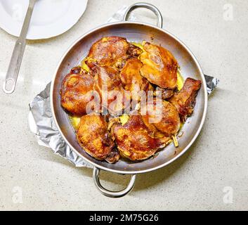 Confit de Canard, ein traditionelles französisches Gericht aus Entenbeinen. Stockfoto