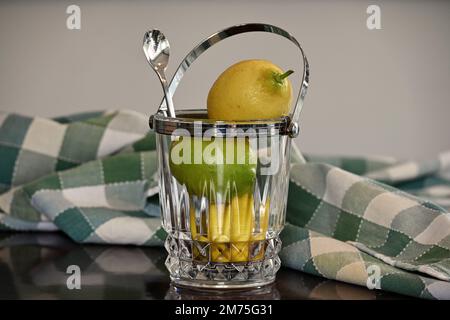 Zitronen in einem Glasbecher mit einem Löffel Stockfoto