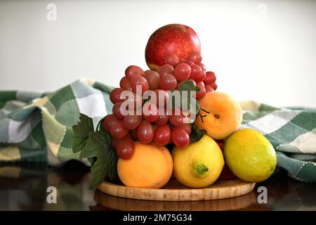 Stillleben mit Früchten auf dem Tisch Stockfoto