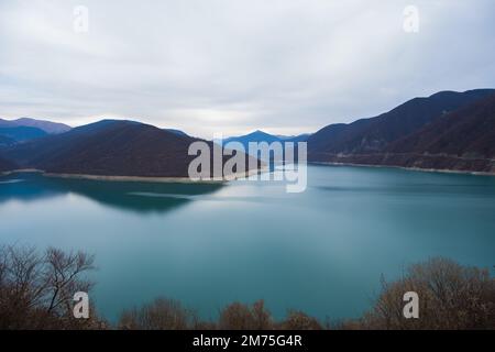 Georgien : 20-11-2022 : 10Mountain See des Zhinvalskoe Reservoir, Georgien. Wunderschönes Wasserreservoir am Fluss Aragvi, dem oberen Teil in der Nähe der Anan Stockfoto