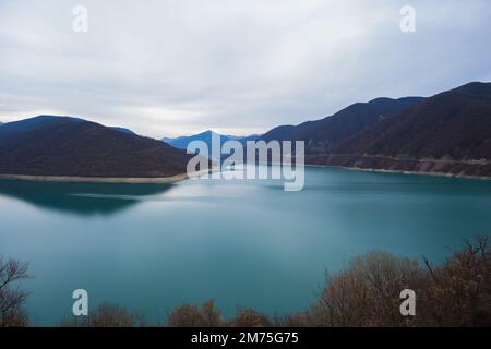 Georgien : 20-11-2022: 10Mountain See des Zhinvalskoe Reservoir, Georgien. Das wunderschöne Wasserreservoir am Fluss Aragvi, der obere Teil in der Nähe der Anan Stockfoto