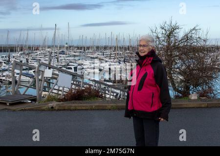 Porträt einer älteren Frau in einem Hafen in der Bretagne Stockfoto