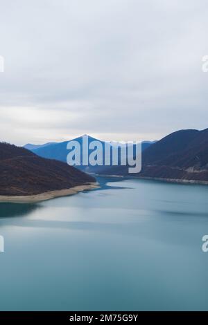 Georgien : 20-11-2022: 10Mountain See des Zhinvalskoe Reservoir, Georgien. Das wunderschöne Wasserreservoir am Fluss Aragvi, der obere Teil in der Nähe der Anan Stockfoto