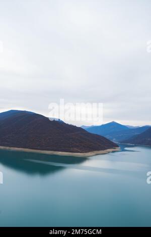 Georgien : 20-11-2022: 10Mountain See des Zhinvalskoe Reservoir, Georgien. Das wunderschöne Wasserreservoir am Fluss Aragvi, der obere Teil in der Nähe der Anan Stockfoto