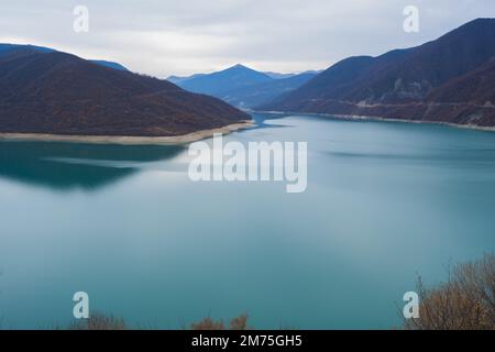 Georgien : 20-11-2022: 10Mountain See des Zhinvalskoe Reservoir, Georgien. Das wunderschöne Wasserreservoir am Fluss Aragvi, der obere Teil in der Nähe der Anan Stockfoto