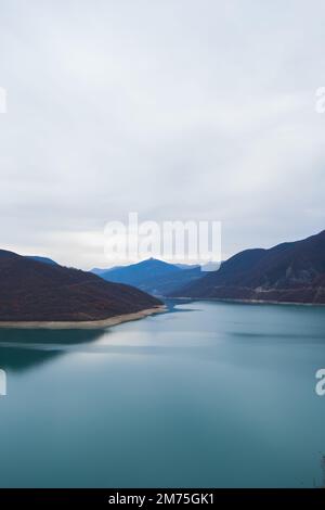 Georgien : 20-11-2022: 10Mountain See des Zhinvalskoe Reservoir, Georgien. Das wunderschöne Wasserreservoir am Fluss Aragvi, der obere Teil in der Nähe der Anan Stockfoto